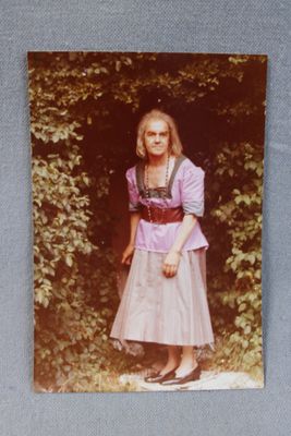 une photo d'une femme en robe violette posant pour une photo