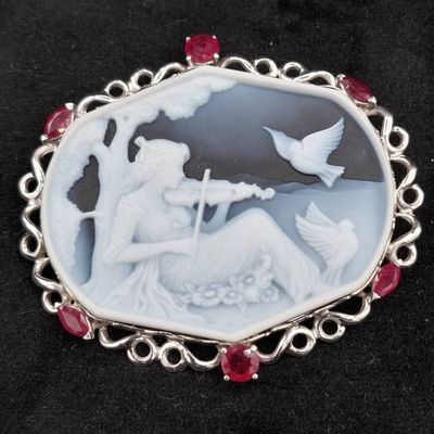 une image représentant une femme et un oiseau sur fond noir