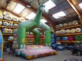 un grand dinosaure gonflable au milieu d'une pièce