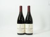 deux bouteilles de vin rouge posées l'une à côté de l'autre sur une surface blanche
