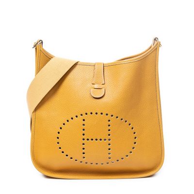 un sac à main jaune avec un logo sur le devant
