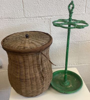 un panier en osier posé sur une table, à côté d'un objet vert
