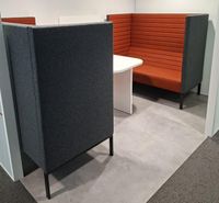 Canapé à haut dossier recouvert de feutrine orange et gris a… (photo 2)
