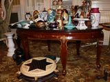 une table sur laquelle est posée une figurine représentant une étoile de David