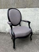 Fauteuil cabriolet en bois noirci à dossier médaillon, pieds… (photo 2)