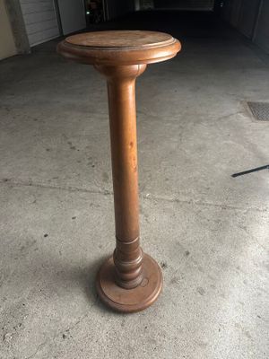une table en bois avec un plateau en bois dans un garage