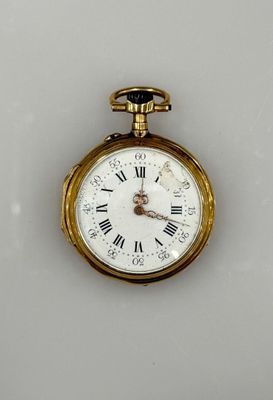 une montre de poche en or avec des chiffres romains sur le cadran