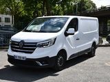 la camionnette blanche est garée sur le côté de la route