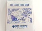 un gros plan sur une boîte du jeu de cartes « One Piece »