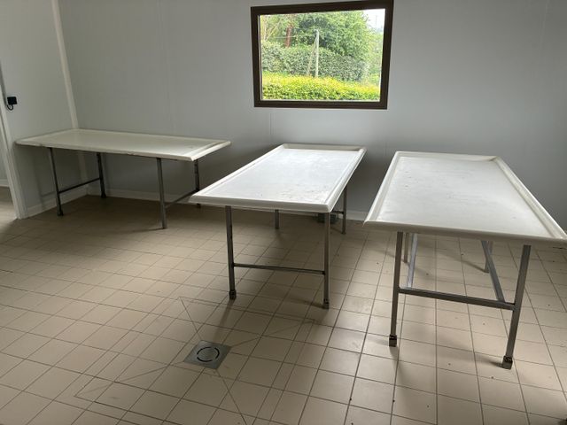 Trois tables piètement inox à entretoise de préparation fromage, ...