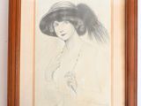 une vieille photo d'une femme portant un chapeau et une robe
