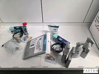une étagère blanche sur laquelle sont posés de nombreux objets
