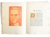 un livre ouvert sur lequel figure la photo d'un homme