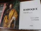 un livre sur lequel figure la photo d'une femme en manteau jaune, assise sur une table