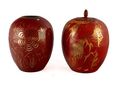 deux vases rouges ornés de motifs dorés