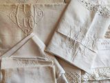 beaucoup de nappes blanches sur une table