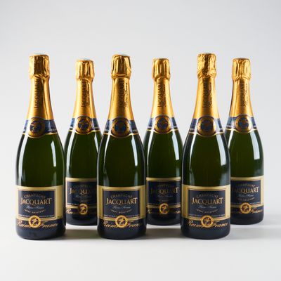 six bouteilles de champagne alignées