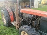 un tracteur garé dans l'herbe