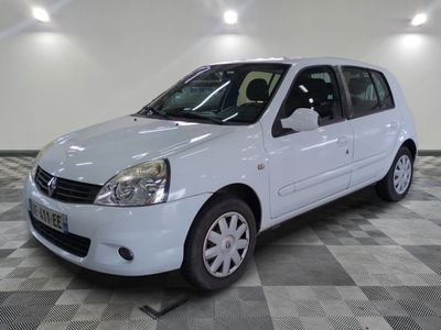 la photo d'une petite voiture blanche garée dans un garage