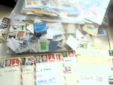 une pile de courrier posée par terre près d'une fenêtre