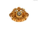 une image d'une bague en or avec un diamant au centre