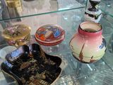 une vitrine remplie de différents types de vases
