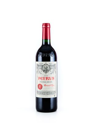 une bouteille de vin rouge posée sur une table blanche