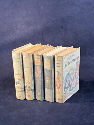 plusieurs vieux livres pour enfants alignés les uns à côté des autres sur un fond bleu