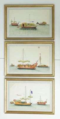 trois photos encadrées représentant des bateaux accrochées au mur