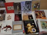 un grand nombre de livres posés sur une table