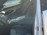 l'intérieur d'une voiture avec la porte ouverte et le siège du conducteur abaissé