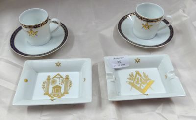 deux tasses et soucoupes posées sur une table
