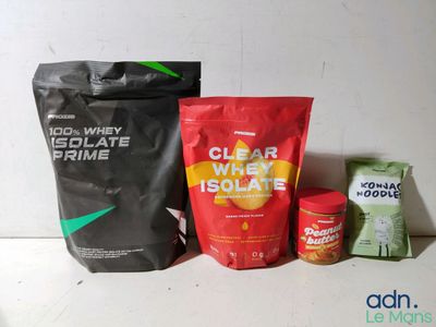 un sachet de lactosérum et un sachet de protéines à côté