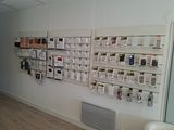une pièce où sont accrochés au mur tout un tas d'appareils électroniques