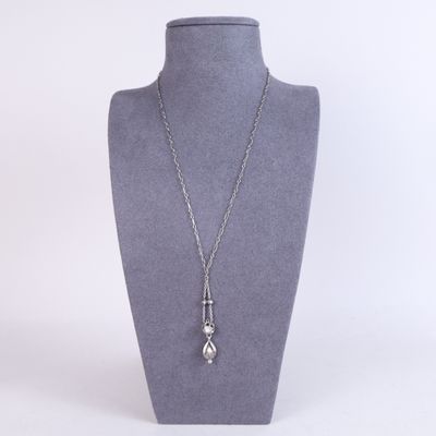 gros plan d'un collier sur un mannequin sur fond blanc