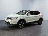 un SUV Nissan blanc garé dans une pièce blanche