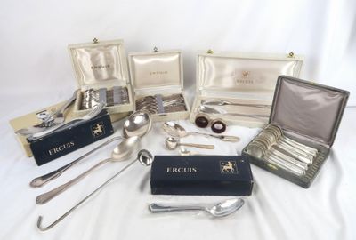 beaucoup de cuillères en argent et de cuillères sur une table