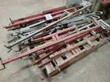 un tas d'outils posés sur une palette