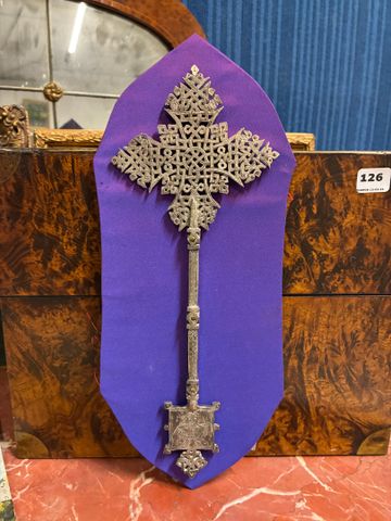 Éthiopie. Croix copte processionnelle en métal (argent ou bronze ...