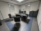 un bureau avec deux chaises et un ordinateur dessus