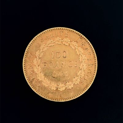 une image d'une pièce d'or sur fond noir