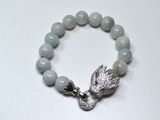 un bracelet orné d'un oiseau, posé sur une table