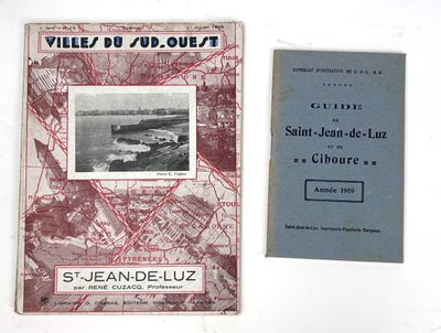 deux livres posés sur une table