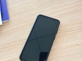 un téléphone portable posé sur une table à côté d'une pile de livres