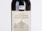 une bouteille de vin posée sur une table