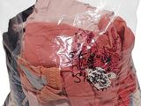 un sac rempli de vêtements sur fond blanc