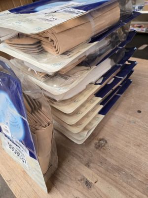 une pile de papier essuie-tout posée sur une table dans un magasin