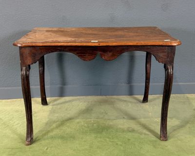 une vieille table en bois surmontée d'un petit tiroir