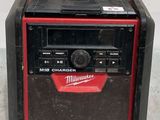 La radio est posée sur la table dans la pièce.