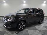 le suv noir de nissan est garé sur un carrelage en damier